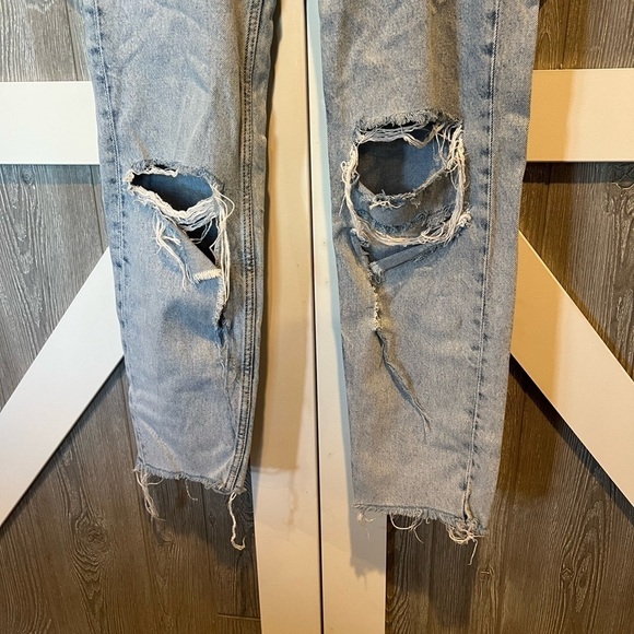 B7.9 H&M Boyfriend Low Ripped Distressed Light Wash Jeans • Inseam 27 - Picture 2 of 9